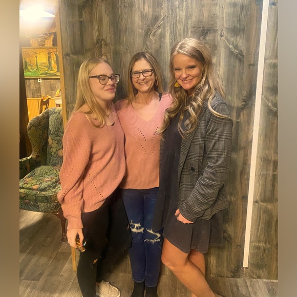 Meet your Posher, Candice - Picture 2 of 2